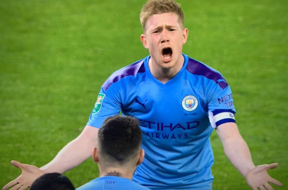 马赫雷斯和知名说唱歌手一同出镜，展示阿尔及利亚队新球衣（马赫雷斯携知名说唱歌手亮相，发布阿尔及利亚队新战袍）